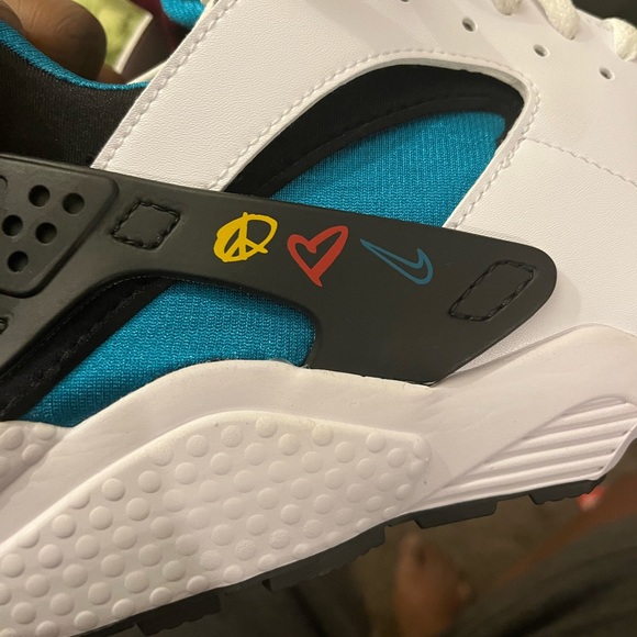 Nike Other - Nike peace love swoosh huaraches
